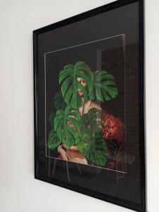 una pintura de una planta en una olla en una pared en Apartament Monstera II- top śniadanie, en Bydgoszcz