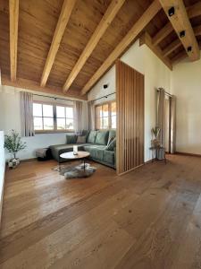 AntdorfAntdorf Chalet的客厅里有一张沙发和一张桌子。