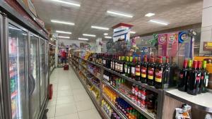 Supermarket nebo jiné obchody v  hotelu nebo okolí