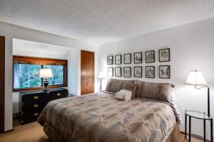 Postel nebo postele na pokoji v ubytování Snowater Condo Story Condo with Wifi- Sleeps 4 - Beautifully decorated