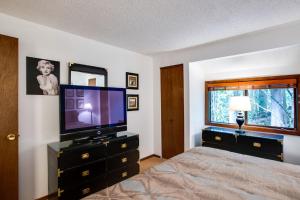 Postel nebo postele na pokoji v ubytování Snowater Condo Story Condo with Wifi- Sleeps 4 - Beautifully decorated