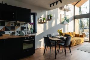 a kitchen and living room with a table and chairs at Bérc Kabin Kismaros in Kismaros