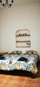 Un dormitorio con una cama con un edredón floral. en Villa Gozo Holiday house, en Teguitar 25 fotos más