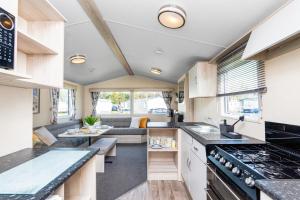 Kuchyň nebo kuchyňský kout v ubytování 3Bedroom Caravan Seton Sands