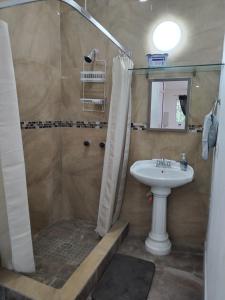 un baño con ducha y lavabo en Casa los Sauces, en Tepic