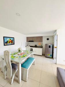 a dining room and kitchen with a table and chairs at Apartamento en Ibagué - parque deportivo, patinodromo in Ibagué