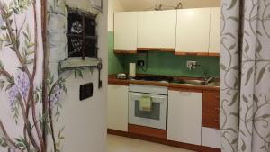 A kitchen or kitchenette at Le Case del Libro Verde Acino d'Uva