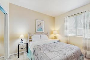 Un dormitorio con una cama y dos lámparas y una ventana. en Castle Rock Serenity, en Sedona