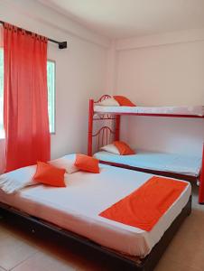 Postel nebo postele na pokoji v ubytování Hotel Taganga Dive Santa Marta + 37 fotografií
