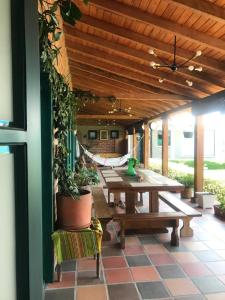 un patio con una mesa de madera y una hamaca en Private Casita near UIO airport, en Hacienda Otón 39 fotos más