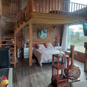 Un dormitorio con una litera y una escalera. en Private Casita near UIO airport, en Hacienda Otón