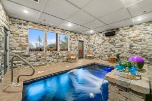 ピジョン・フォージにあるIndoor Pool Oasis, Hot Tub, EV, Scenic Viewsの石壁のお部屋内のスイミングプール