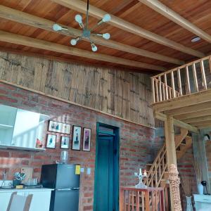 cocina con ventilador de techo y nevera en Private Casita near UIO airport, en Hacienda Otón