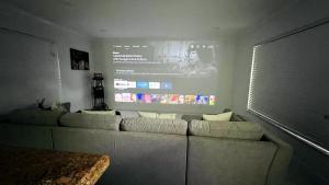 Μια τηλεόραση ή/και κέντρο ψυχαγωγίας στο Remodeled Palm Haven Escape, Movie Room, Backyard