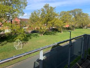 - Balcón con vistas a un campo de árboles en Sleeps 4 6 pet friendly parking nr nec Warwick uni, en Coventry