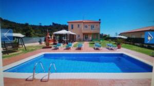 Bazén v ubytování Holiday Home Cardona nebo v jeho okolí