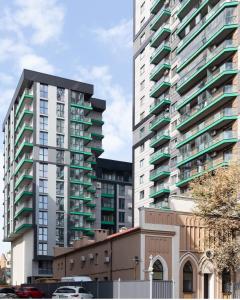 Family 2 bedroom apartment near Most City, 5 этаж في دنيبروبيتروفسك: عمارة سكنية طويلة أمام مبنى