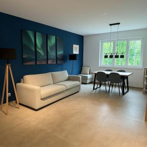 un soggiorno con un divano e un tavolo di Ferienhaus am Wappach a Bayerisch Gmain