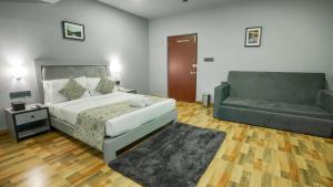 Llit o llits en una habitació de Sort By Stays , Siolim