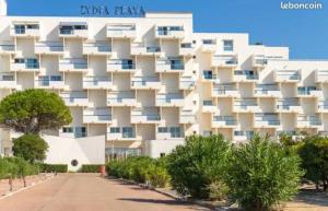 una representación de un edificio de apartamentos blanco en Les pieds dans l eau au Lydia Playa, en Le Barcarès