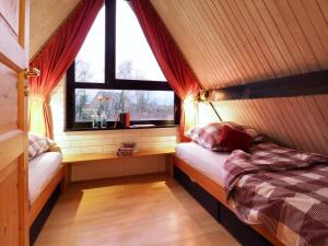 Postel nebo postele na pokoji v ubytování Ferienhaus mit Sauna in Burhave