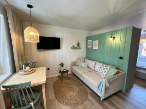 una sala de estar con un sofá y una mesa en Bungalow Green Forest, en Benz