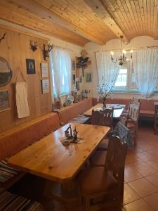 a dining room with a wooden table and chairs at Gästehaus Anna in Hart