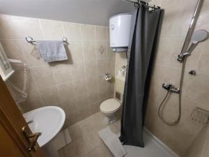 Ένα μπάνιο στο Apartments Oli Soline +31 φωτογραφίες