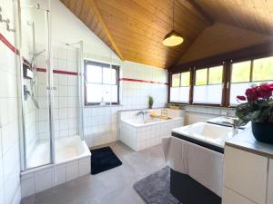 Fotografie z fotogalerie ubytování Moderne Luxus-Oase in Gailingen mit Garten, 2 Balkone, Nähe Bodensee & Rheinfall v destinaci Gailingen