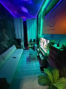 sala de estar con techo morado y verde en Majestic Wellness Center, en Bruselas