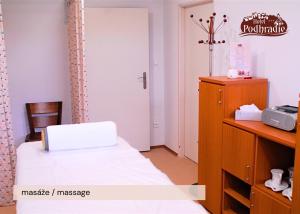 Postel nebo postele na pokoji v ubytování Hotel Podhradie + 37 fotografií