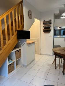 una cocina con escalera y mesa con mesa sidx sidx en Le lodge, en Le Crotoy 7 fotos más
