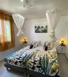 Espace Harmonie Deshaies - Vue Mer & Piscine Panoramique客房内的一张或多张床位
