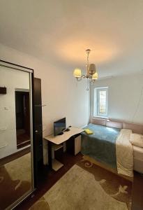 TV a/nebo společenská místnost v ubytování Одноместный номер на ключ в хостеле Single Hostel Room