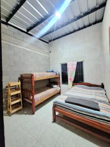 Zimmer mit 2 Betten und einer Leiter in der Unterkunft Establo 2 - Casa Vacacional en Jujuy in San Salvador de Jujuy