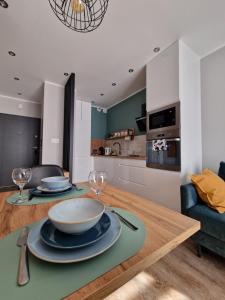 una mesa de comedor con un tazón encima en Apartament Busko Odnova, en Busko-Zdrój 5 fotos más