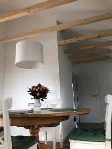 メーネゼーにあるGroße FeWo mit 2 Schlafzimmern in Körbeckeの花瓶付きのダイニングテーブル