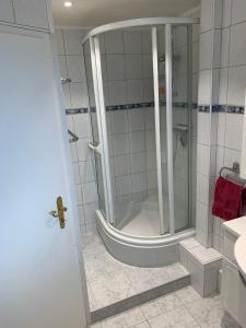 メーネゼーにあるGroße FeWo mit 2 Schlafzimmern in Körbeckeのシャワーと洗面台付きのバスルーム +16枚の写真