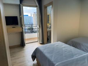 Letto o letti in una camera di Landmark Hostel Cairo