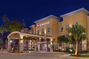 un hotel con gasolinera por la noche en Best Western Plus Lake Jackson Inn & Suites, en Lake Jackson