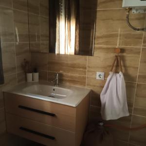 bagno con lavandino e borsa bianca di El SITIO DE MI RECREO a El Puerto de Santa María