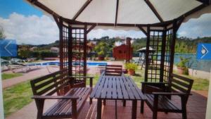 Bazén v ubytování Holiday Home Cardona nebo v jeho okolí
