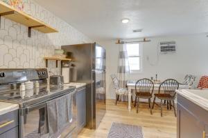 eine Küche und ein Esszimmer mit Tisch und Stühlen in der Unterkunft Walk to Memorial Stadium Family Home with Patio in Lincoln