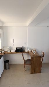 a kitchen with a table with a microwave on it at Los Lapachos in Paraná