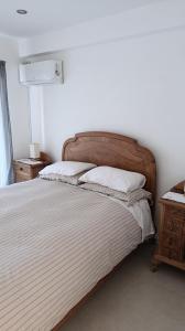a bedroom with a bed with a wooden headboard at Los Lapachos in Paraná