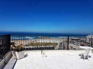 einen Balkon mit Blick auf den Strand in der Unterkunft Caparica Luxury Apartment by HOST-POINT in Costa da Caparica