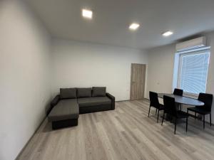 una sala de estar con un sofá y una mesa en Jack apartments, en Maribor