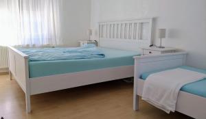 Postel nebo postele na pokoji v ubytování Ferienhäuschen mit Hof in Birlenbach