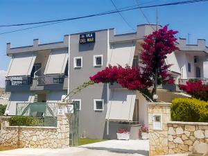 a building with a sign that reads ak way for walk at Vila del Mar in Ksamil