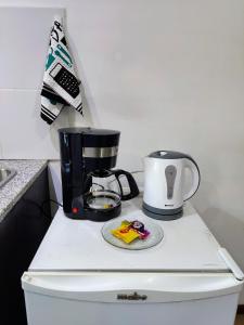 eine Kaffeemaschine auf einer Theke in der Unterkunft Confortable y espacioso Loft! Excelente ubicación in El Calafate